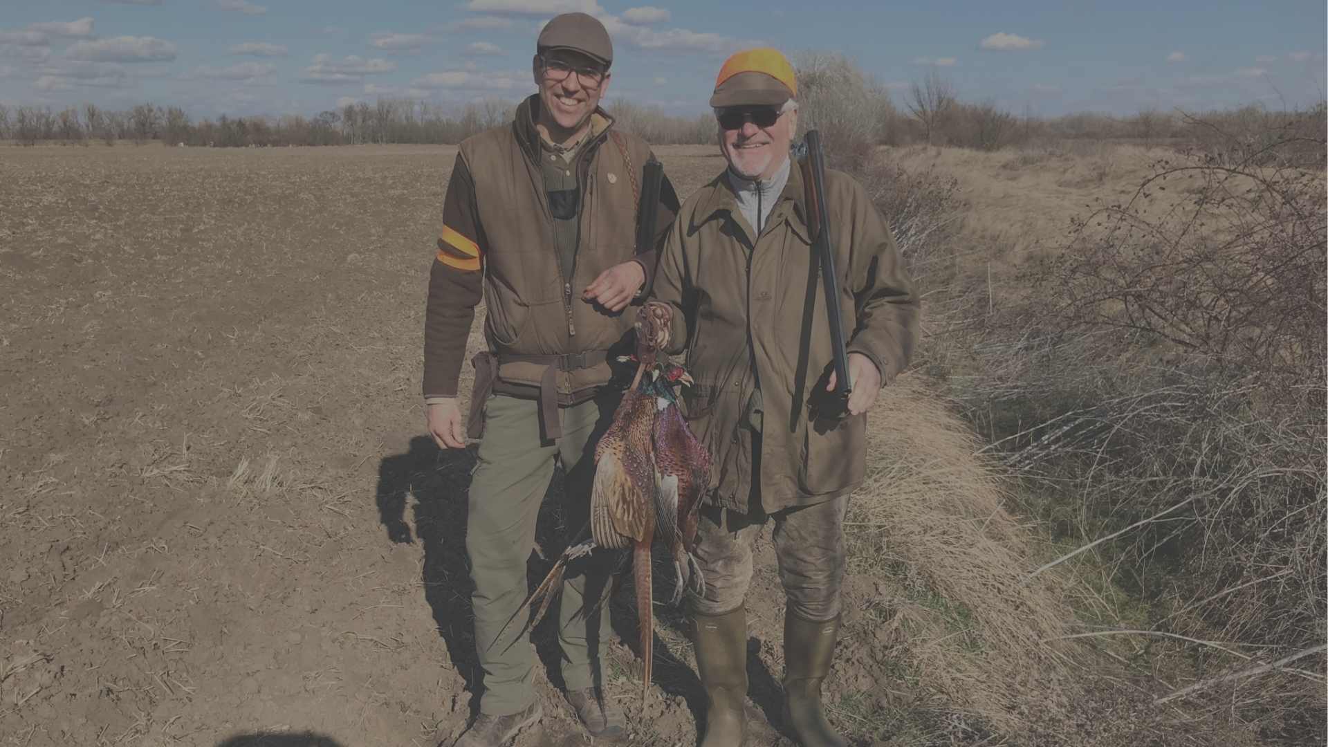A Szarvasi Vadker munkatársai fácánnal a vadászterületen
